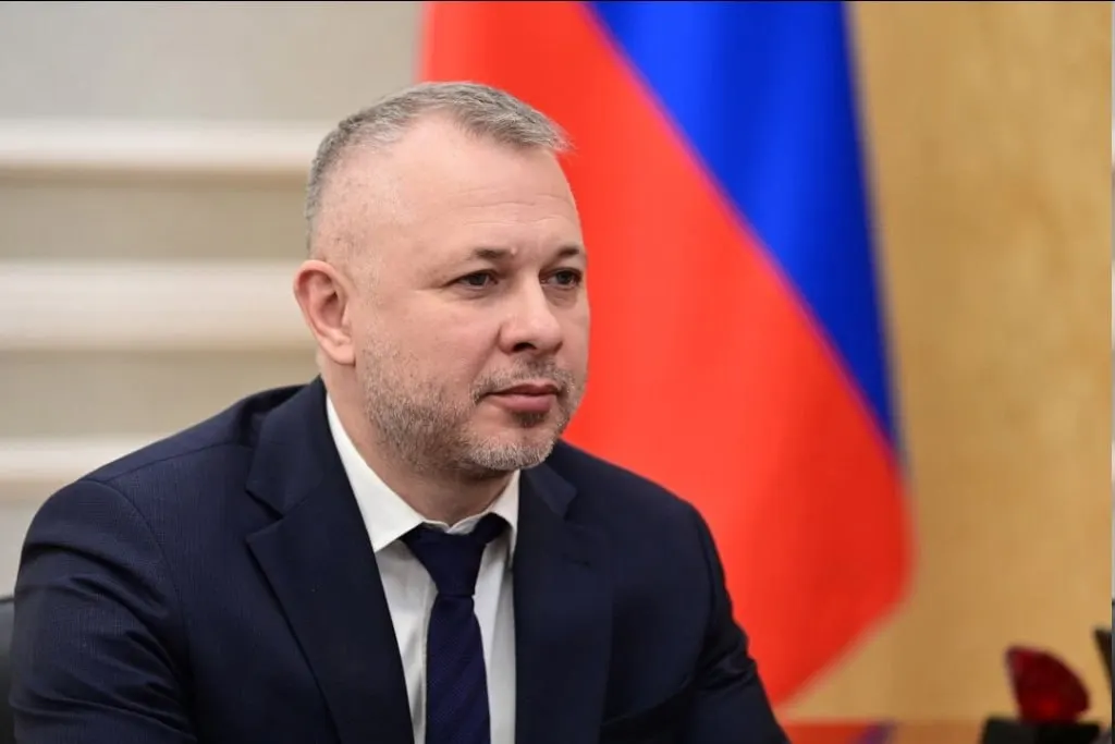 В республике запасов топлива хватает в среднем на 7–18 дней, однако власти отмечают проблему с доставкой — не хватает бензовозов; РЖД обещает дополнительные поставки.