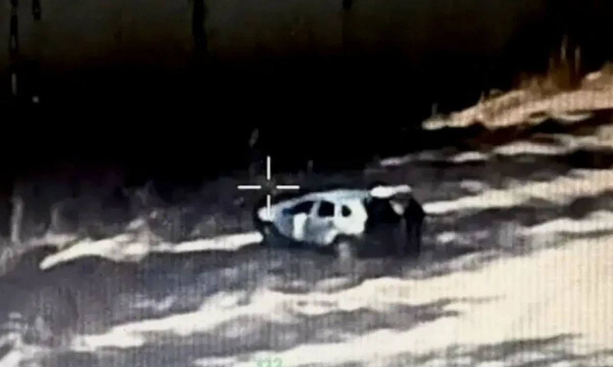 Во время проверки ГАИ в багажнике автомобиля обнаружили 31‑летнего мужчину и колбу с синтетическим гашишом весом 0,645 г — это считается крупным размером. Ранее он уже был привлечён к ответственности за наркотики и теперь может получить реальный срок.