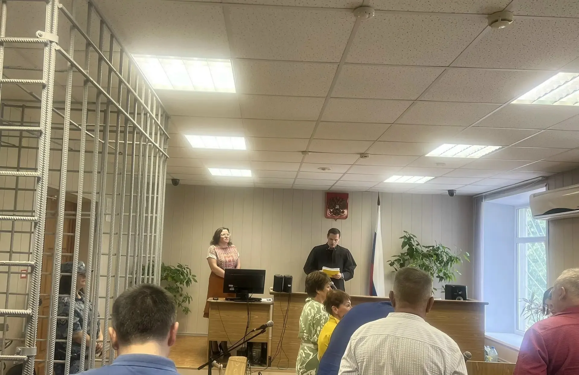 Великолукский городской суд признал виновными бывшую директорку и четырёх сотрудниц бухгалтерии в присвоении и растрате средств в особо крупном размере. Они получили условные сроки и обязаны возместить ущерб муниципальному предприятию.