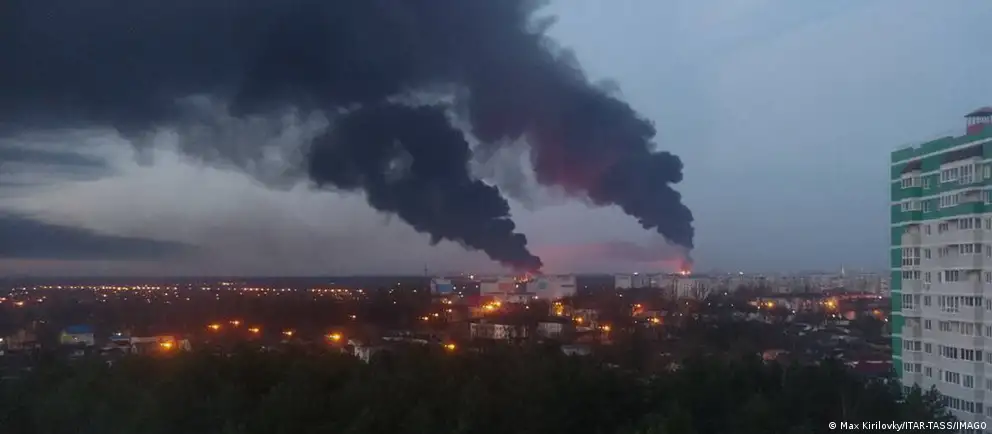 Ночью беспилотники поразили несколько энергомощных объектов: в Тверской области и на Ставрополье загорелись нефтебазы, в Таганрогском заливе получили повреждения два танкера. Минобороны заявило об уничтожении 73 дронов.