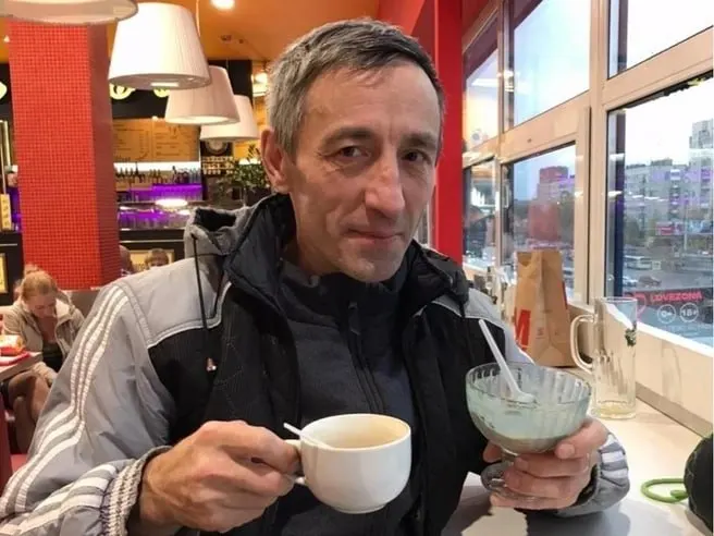 55‑летний Виталий более месяца не выходит на связь; в его личном деле указан статус «СОЧ» (самовольное оставление части), дочь сомневается в законности призыва и медкомиссии.