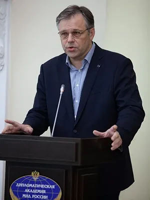 Посол по особым поручениям МИД Родион Мирошник сообщил, что за семь дней в результате беспилотных атак на логистические хабы Wildberries пострадали 18 сотрудников, один из них погиб. Удары зафиксированы в нескольких регионах России.