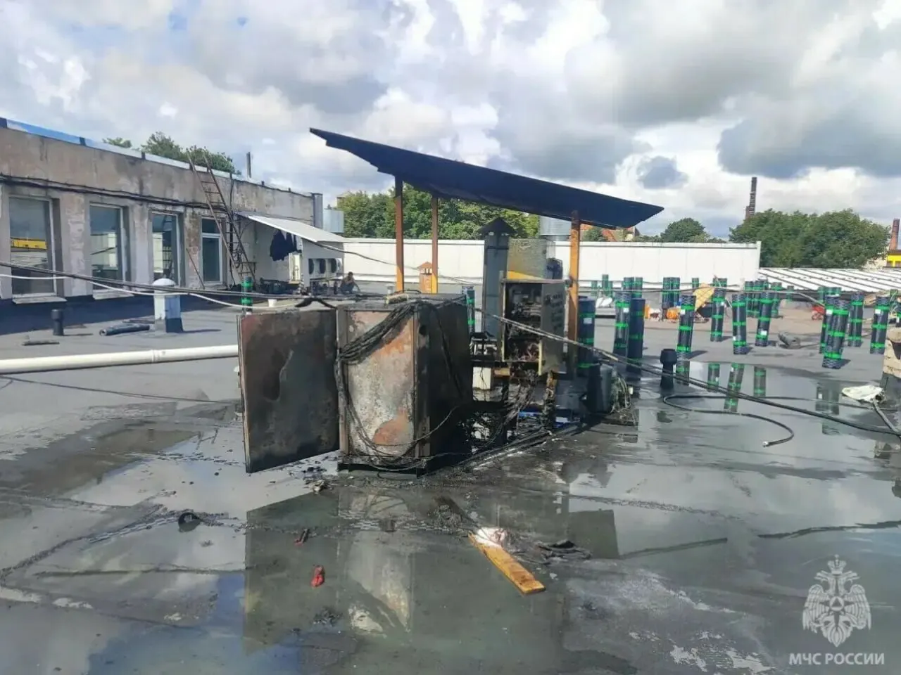 Пожар в трансформаторной будке у супермаркета в Советске: в 9:55 спасатели эвакуировали 20 человек, возгорание потушили шестеро сотрудников и одна спецмашина. Пострадавших нет; предварительная причина — аварийный режим электросети.