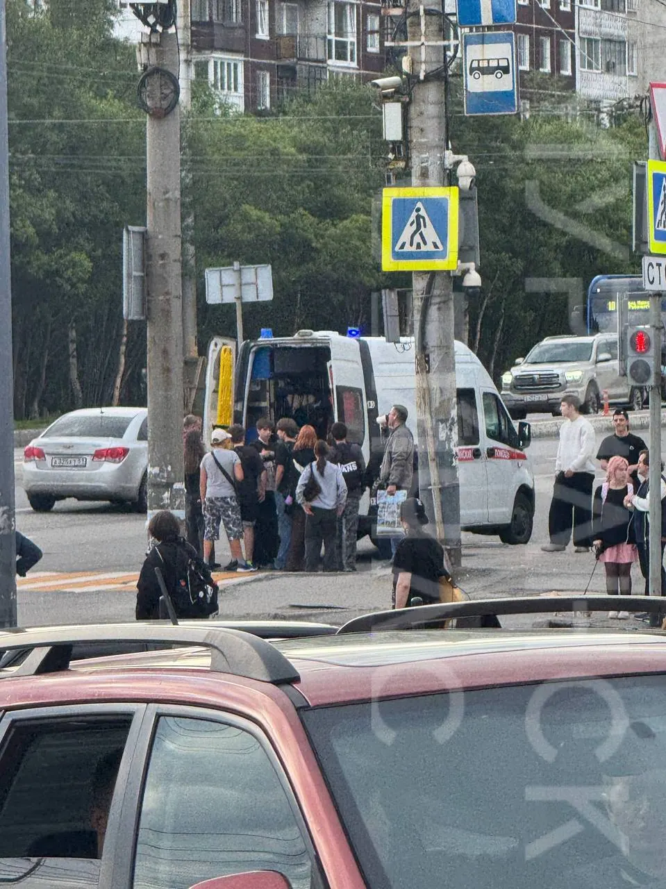 На остановке у Кольского парка в Мурманске девочке внезапно стало плохо. Жители вызвали скорую, причины ухудшения самочувствия пока неизвестны.