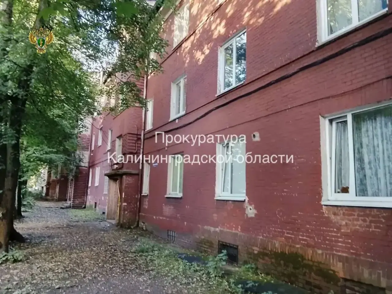 Прокуратура выявила, что из‑за плохого состояния крыши и чердака в многоквартирном доме на улице Харьковской появились протечки и разрушения потолков; руководителя УК оштрафовали на 50 тысяч рублей, после проверки начали устранять нарушения.