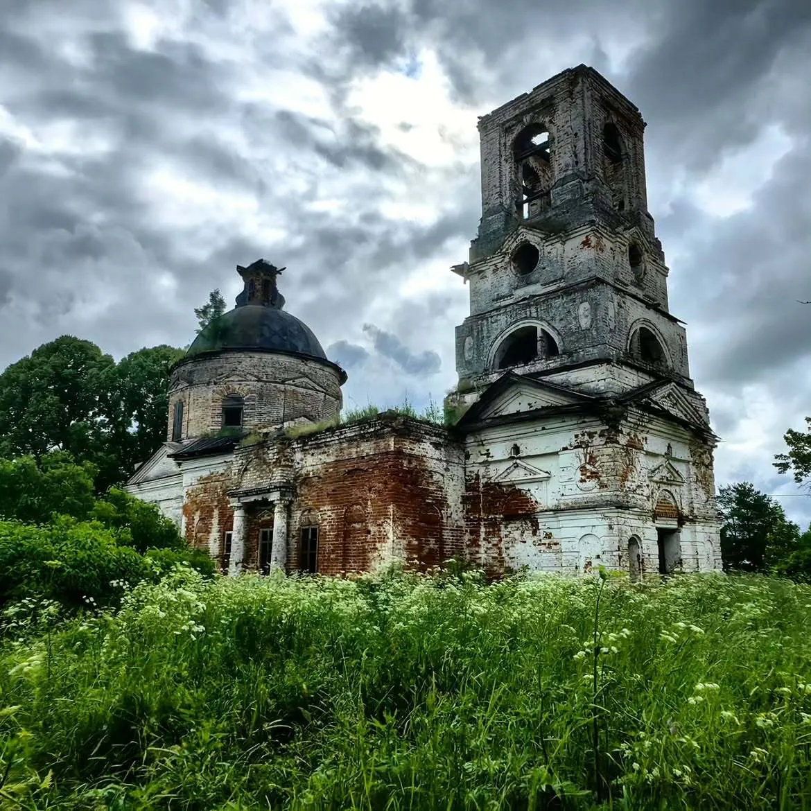 В куполе старинного Храма Николая Чудотворца в деревне Беседное сохранилась удивительно яркая фреска — изображение Бога в облаках, несмотря на обветшание здания.