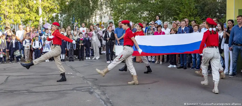 Родители и учителя из разных регионов жалуются, что пройти в старшие классы стало труднее: ввели конкурсный отбор и высокие проходные баллы. Эксперты считают, что это часть государственной политики, которая ограничивает доступ к высшему образованию и усиливает роль колледжей — с экономическими и призывными последствиями.