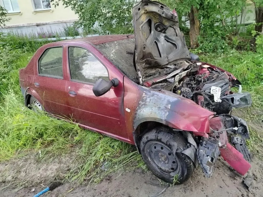 В Сегежском районе 60-летний водитель Renault потерял управление, вылетел в кювет, врезался в дерево и погиб — автомобиль загорелся, пассажир госпитализирован.