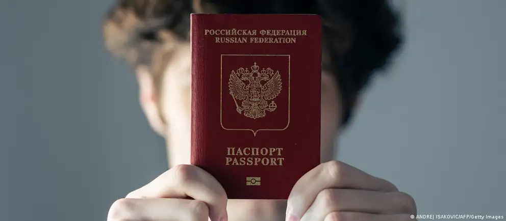 После возражений Франции и Италии Евросоюз пересмотрел первоначальный проект: запрет планируется ввести только для краткосрочных виз и лиц, непосредственно участвовавших в военных действиях; при этом расширен перечень исключений.