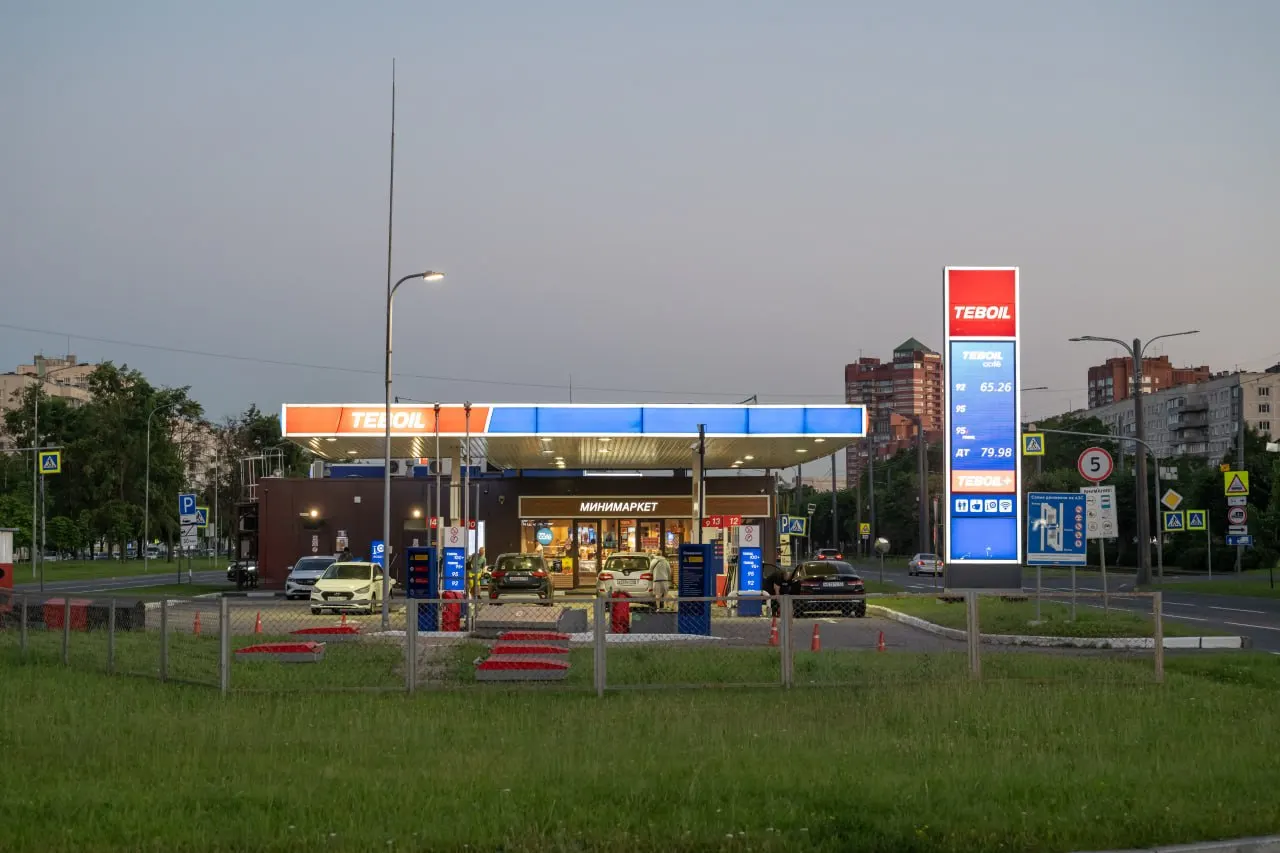 АЗС в Петербурге вводят разные ограничения по объёму бензина и дизеля — от 20 до 85 литров на чек. Рассказываем, где какие лимиты и почему возник дефицит.