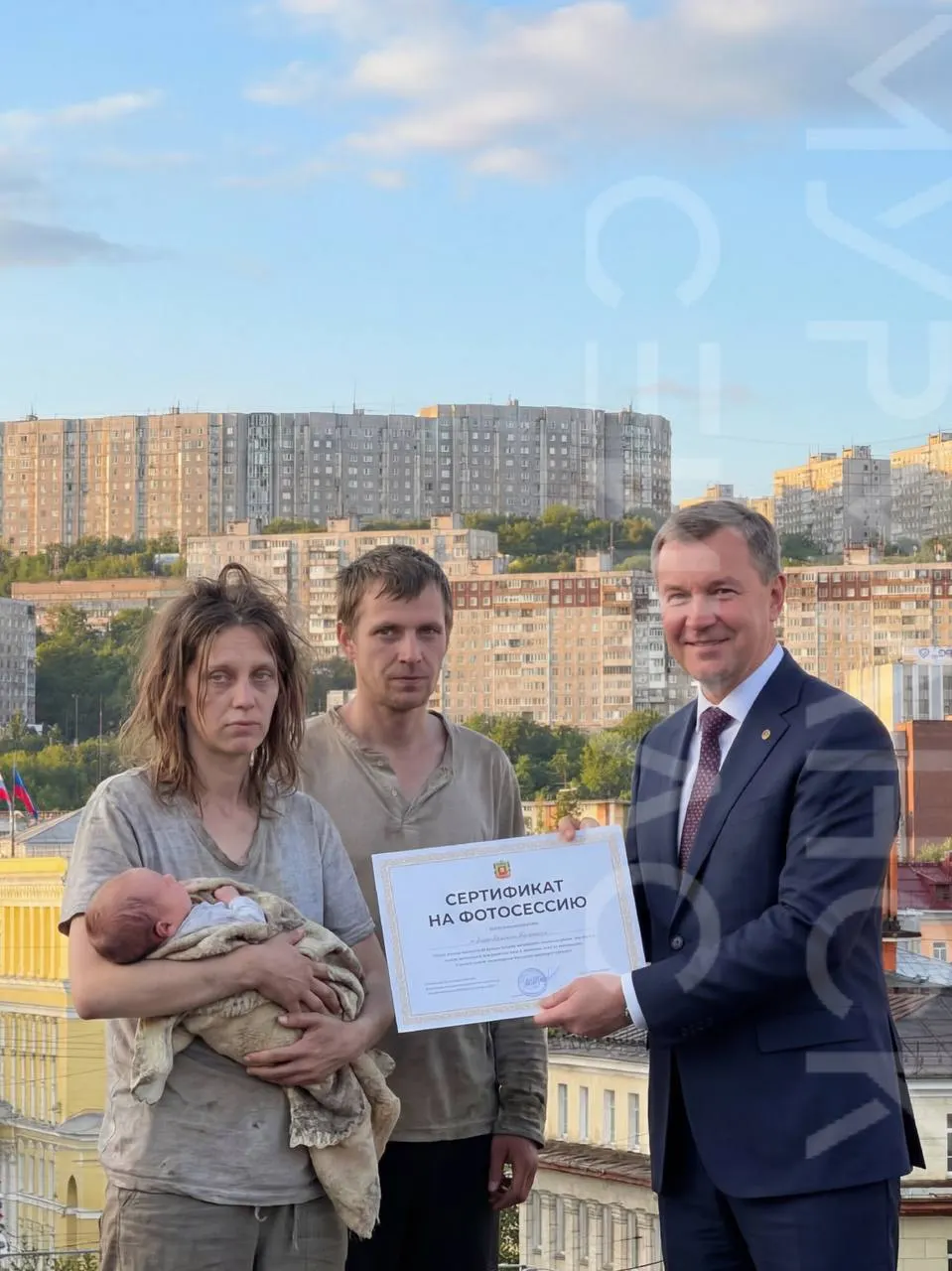 В Мурманской области каждой семье при рождении ребёнка предложат сертификат на фотосессию новорождённого. Родители называют это приятной инициативой, но подчёркивают, что важнее бытовые условия и поддержка для воспитания детей.