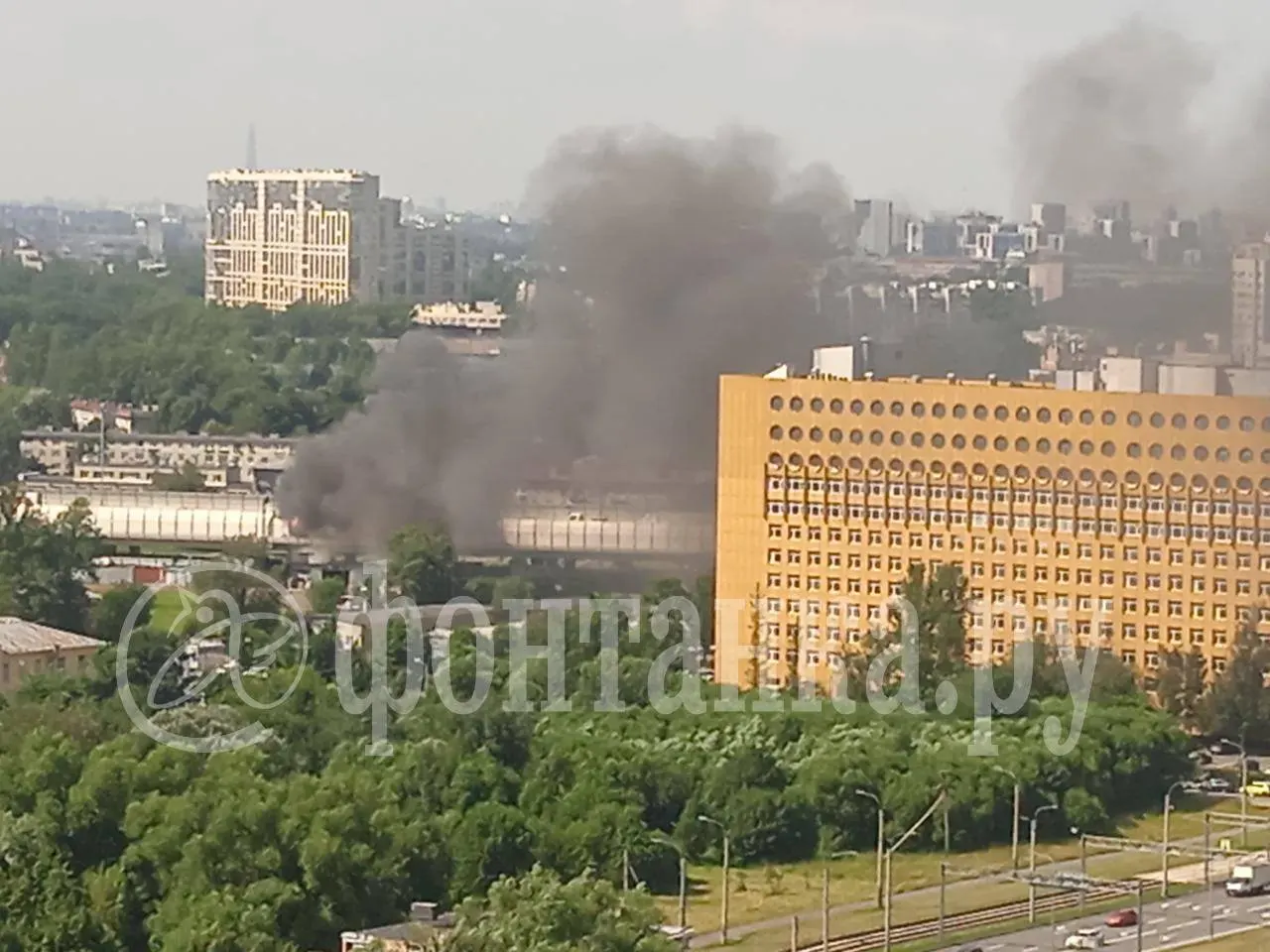 На 58-м километре внешнего кольца загорелся автобус; в салоне был только водитель, пострадавших нет. Движение сильно затруднено — образовались многокилометровые пробки.