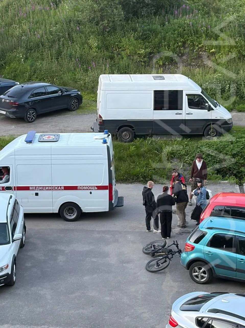 Парень получил рассечение, сотрясение и перелом; на место приехала скорая помощь.