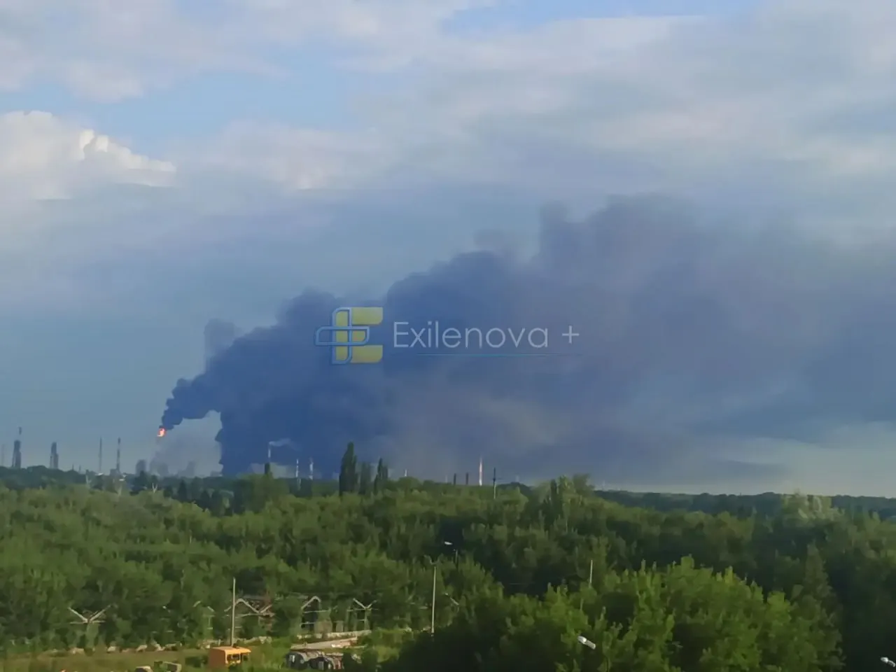 По данным оперативных сводок, беспилотники вызвали пожары на Афипском НПЗ в Краснодарском крае и в промышленной зоне Салавата в Башкортостане; сообщается о повреждениях инфраструктуры и одном пострадавшем.