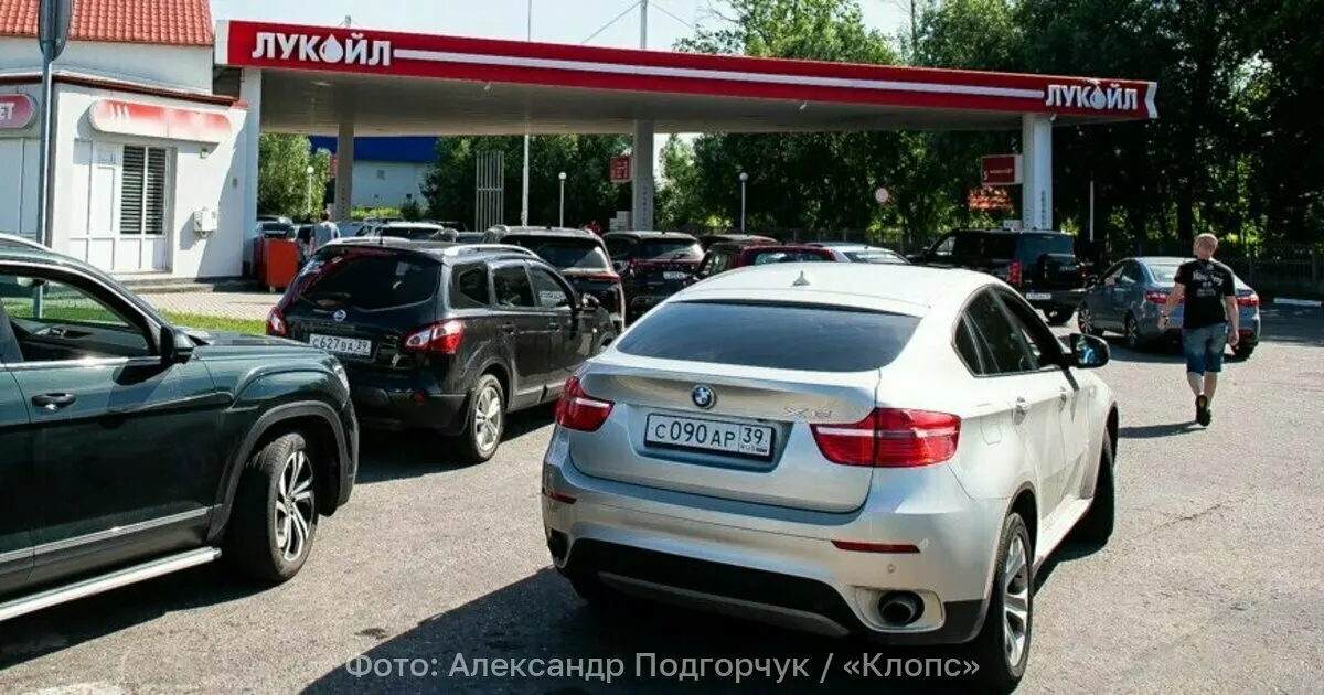 Из‑за очереди за топливом на перекрёстке проспекта Мира и ул. Менделеева образовался затор почти на 700 м; автобусы №3 и №22 не проходят, общественный транспорт из центра пойдёт через ул. Лейтенанта Катина.