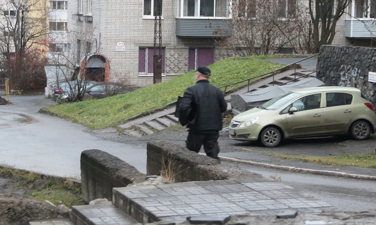 На набережной заметили мужчину в серой иномарке, предлагающего инструменты и вещи по «выгодным» ценам. Жителей просят не вступать в разговор — возможен обман.