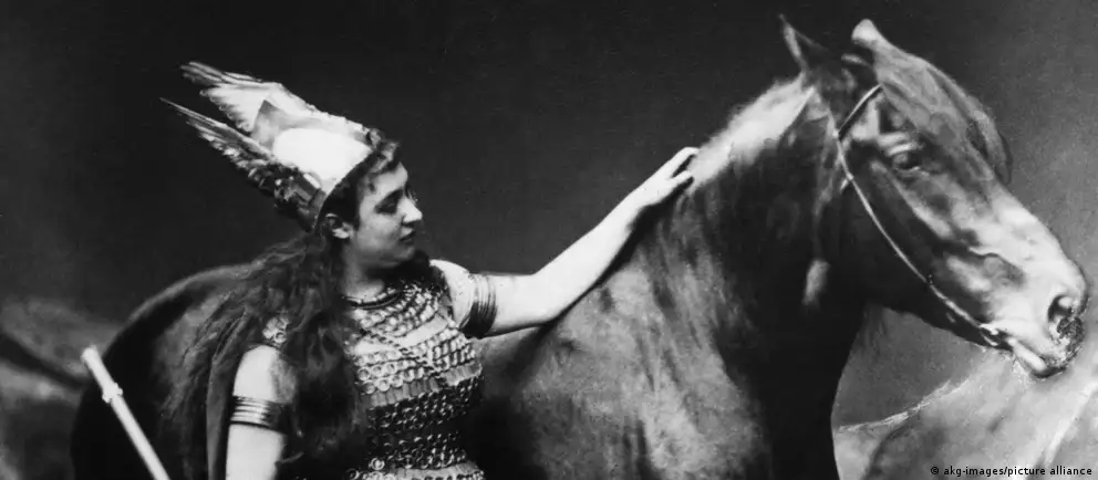 В августе 1876 года в Байройте прошёл первый фестиваль Р. Вагнера. Российские композиторы П. И. Чайковский и Ц. А. Кюи посетили его как газетные корреспонденты и опубликовали очерки о театре, публике, постановках и значении события для искусства.
