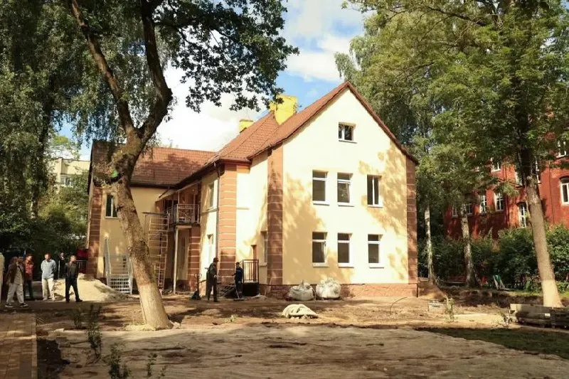 Капитальный ремонт «Дома семьи» на улице Леонова в Калининграде планируют закончить к началу сентября. Помимо реконструкции здания подрядчик благоустраивает территорию, прокладывает тротуары, обустраивает детскую и спортивную зоны, а также сцену и городской огород.
