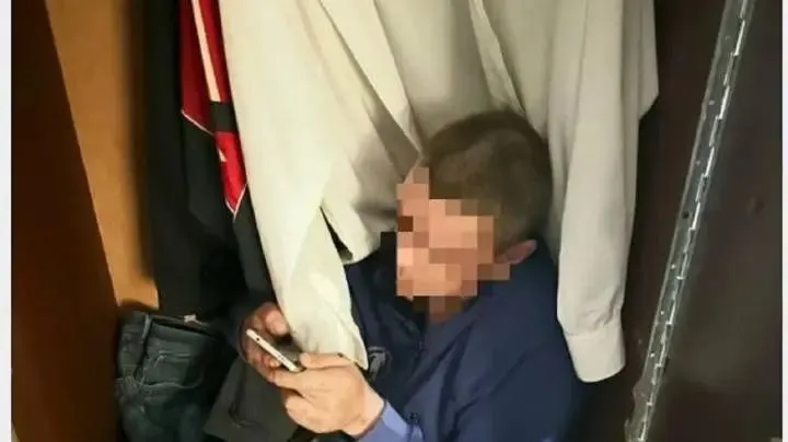 Должники, уклоняющиеся от приставов, прячутся в самых неожиданных местах — от диванов и шкафов до малинников. Приставы же используют соцсети и притворные встречи, чтобы обнаружить скрывающихся и добиться выплат.