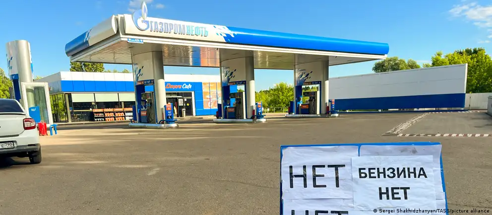 Росстат фиксирует значительное падение индекса производства нефтепродуктов в июне, тогда как рост цен на бензин и дизель несколько замедлился; на дефицит топлива влияет вывод из строя части НПЗ и резервуарных мощностей.