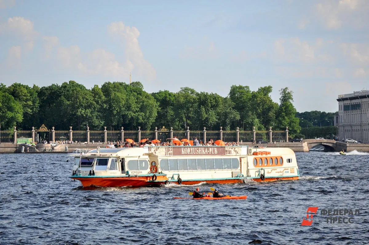 В Петербурге и районах Финского залива фиксируют летние температуры воды; по народным приметам купальный сезон традиционно считается близким к завершению с 2 августа.