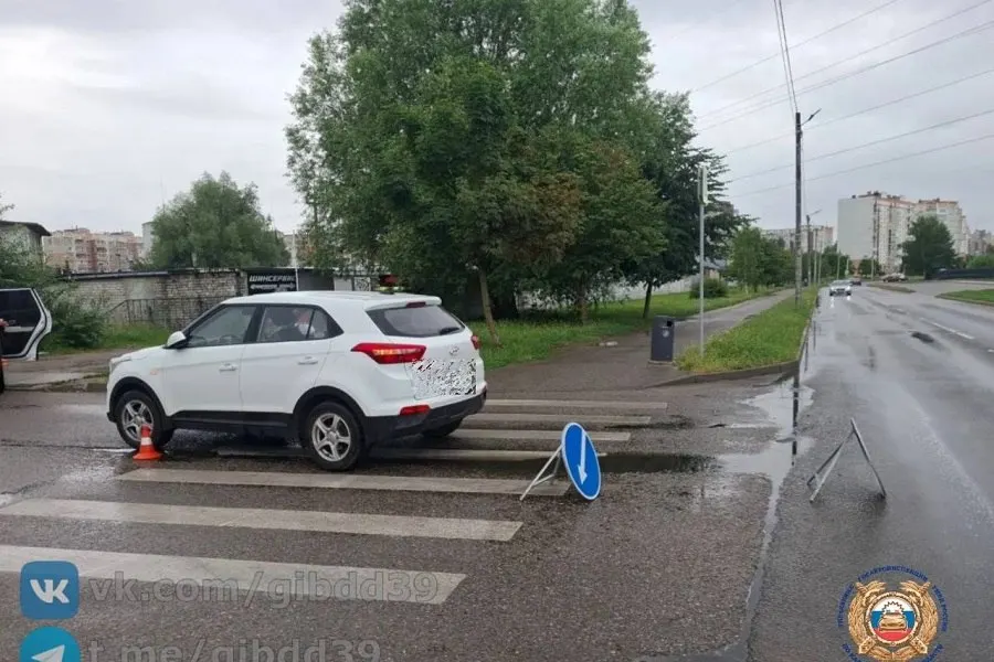 Авария на улице Панина: ребёнок получил телесные повреждения и был доставлен в больницу. Госавтоинспекция устанавливает обстоятельства происшествия.