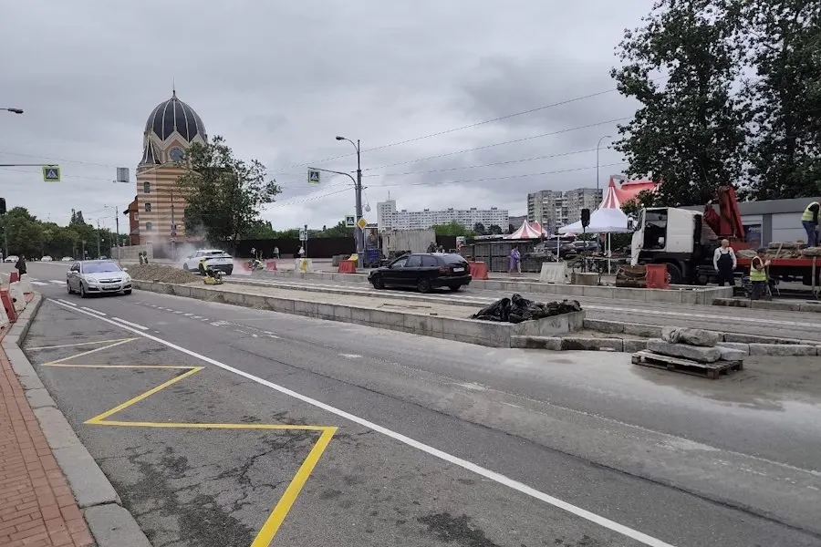 В Калининграде на улице Октябрьской завершают монтаж приподнятой посадочной платформы у остановки Рыбной деревни. Аналогичные платформы планируют установить на Багратиона и Московском проспекте. Ранее такие конструкции поставили на улице 9 Апреля, где затем обнаружили разрушение бетона и начали проверку.