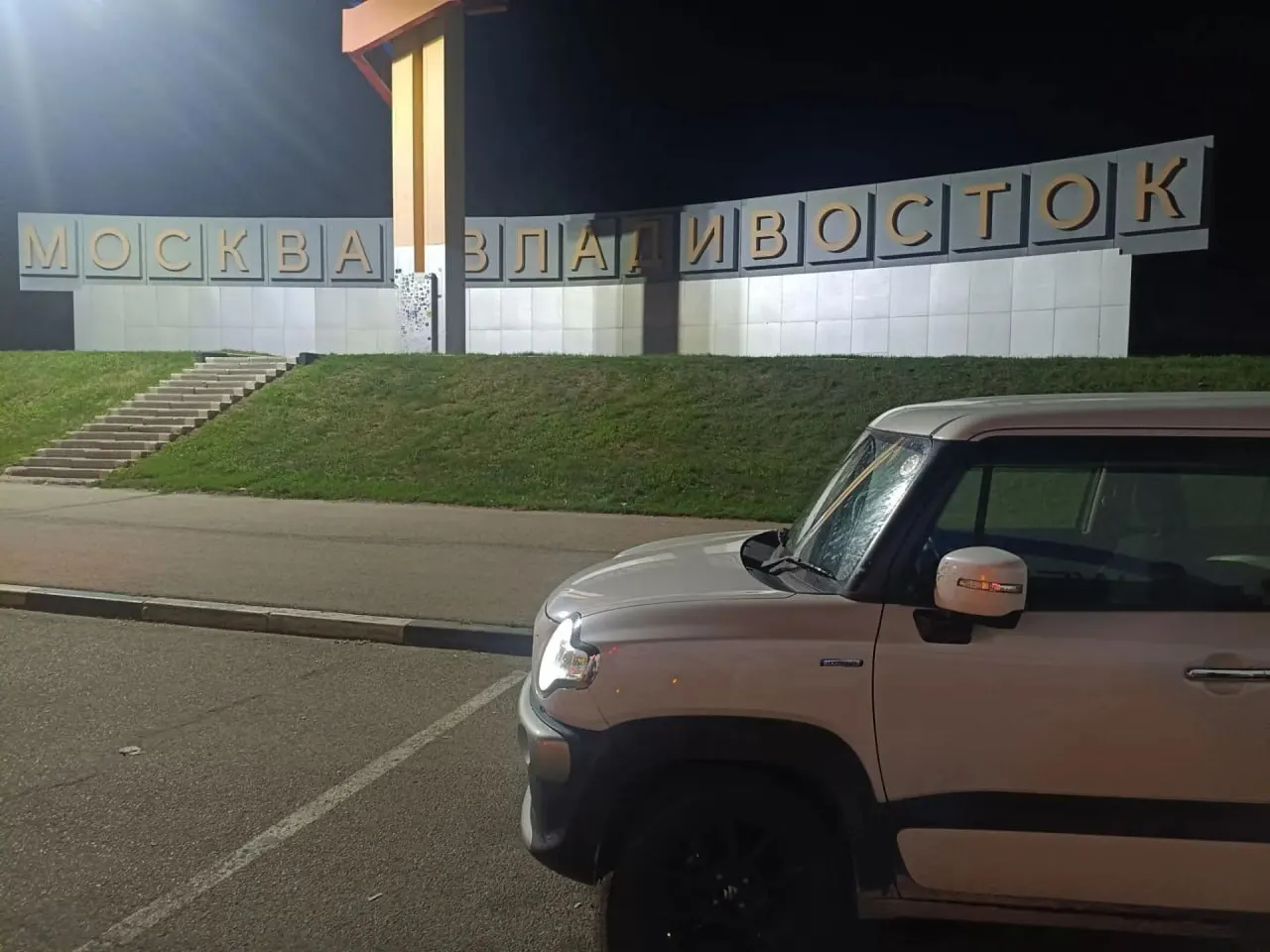 Калининградец Илья забрал во Владивостоке компактный Suzuki Xbee и 22 июля в 5:00 выехал своим ходом в Калининград. Машине с 1‑литровым мотором и 100 л.с. предстоит тысячи километров до Усть‑Луги, где её переправят паромом в Калининградскую область.