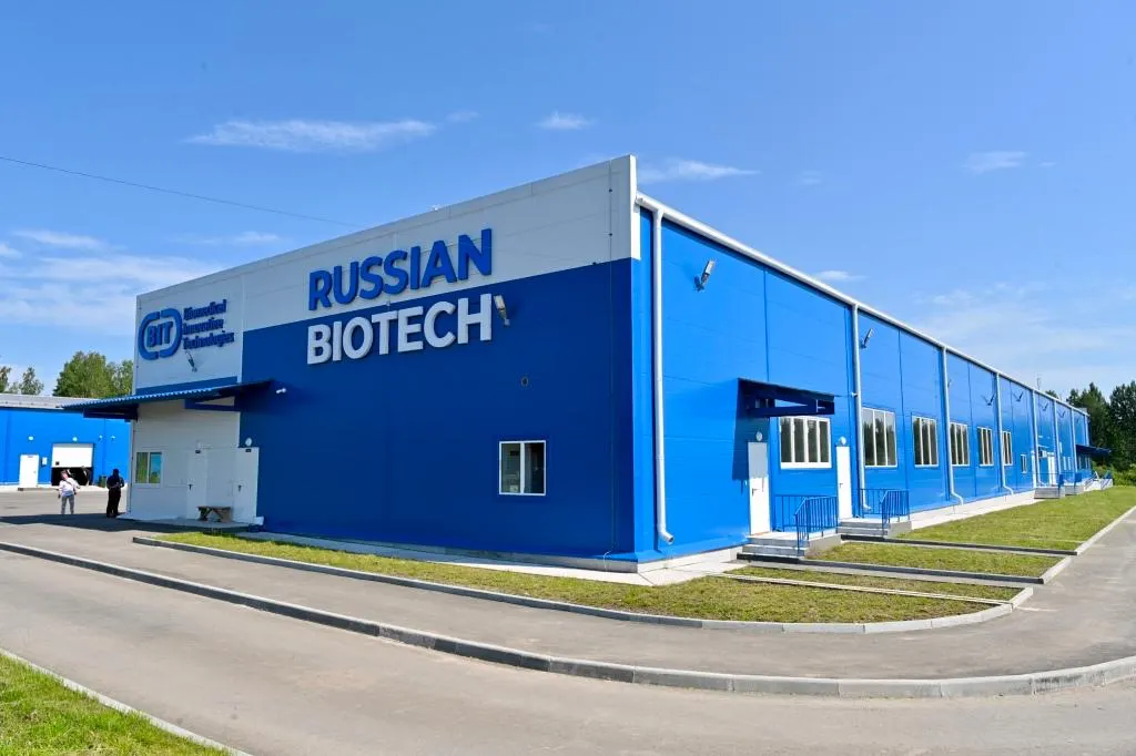 На новом предприятии будут производить детское витаминное питание, БАДы и лечебно‑профилактические продукты; в проект вложили свыше 500 млн рублей, планируется около 100 рабочих мест.