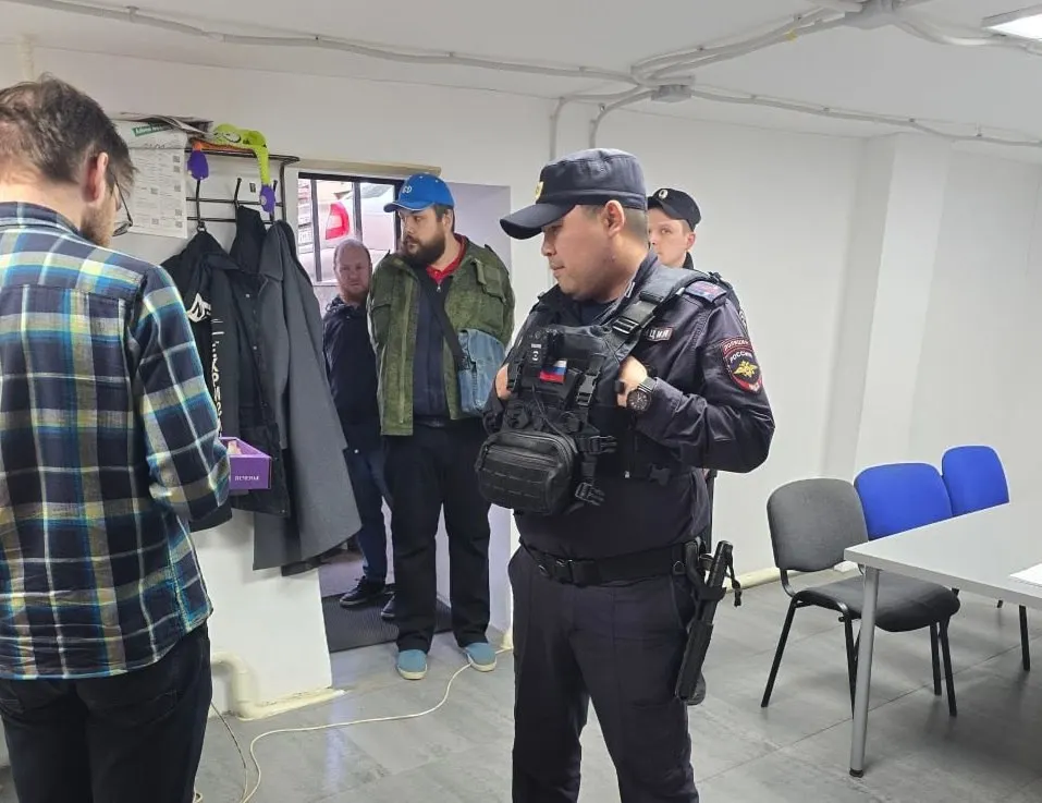 Организаторы перенесли акцию в Санкт‑Петербурге после многочисленных угроз от провокатора, который регистрировался с разных аккаунтов, угрожал привлечь силовиков и распространял оскорбительные высказывания.