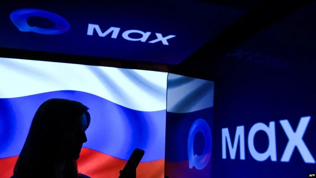 Правительство поручило перевести служебные коммуникации гос- и муниципальных сотрудников на мессенджер Max с целью 100% охвата к 2030 году. Разработчик находится под санкциями ЕС, а сам сервис критикуют за недостаток функций безопасности и низкую популярность.