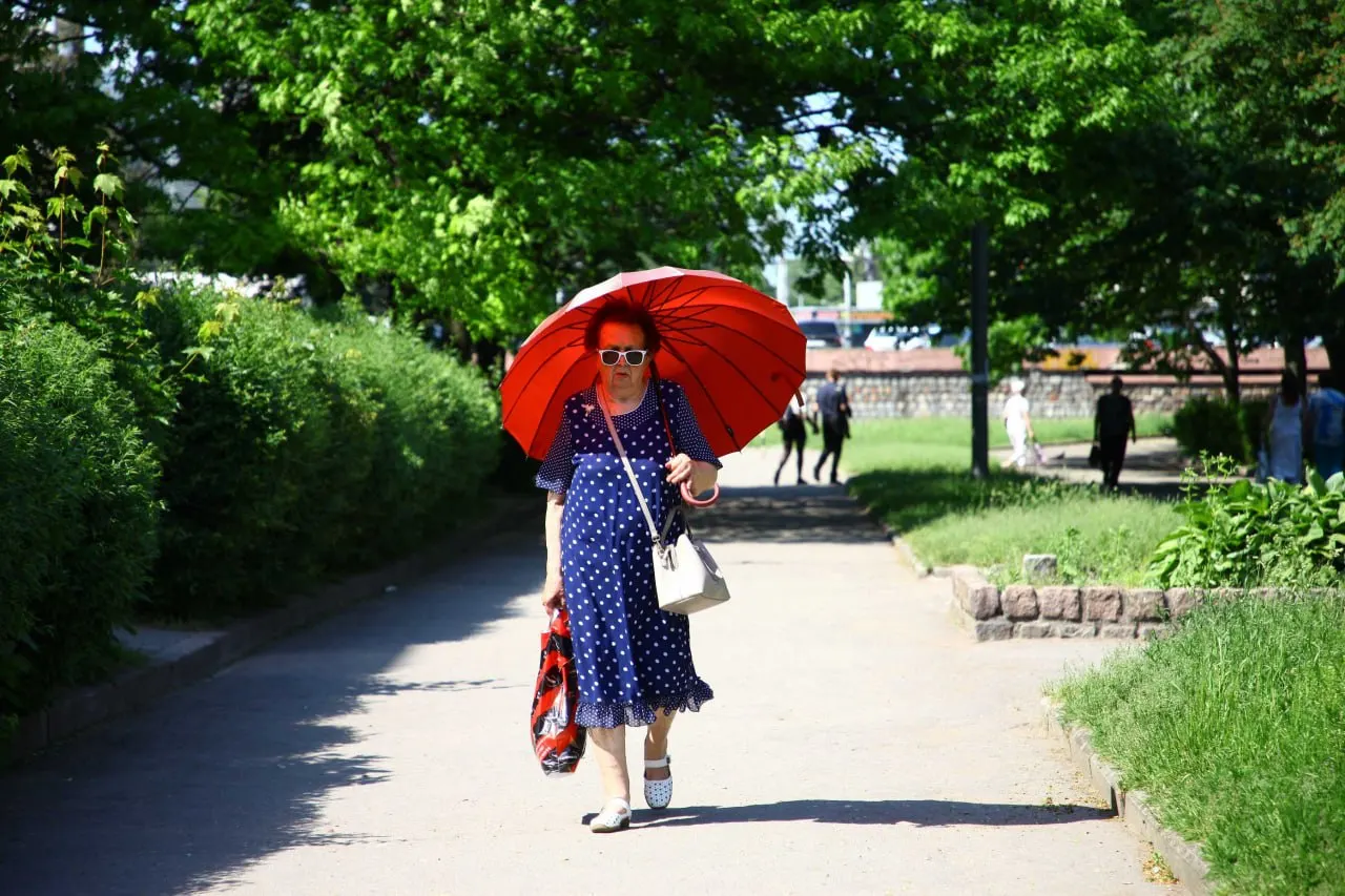В центральных и восточных районах область прогреется до +31 °С, на побережье температура будет около +20 °С. В Калининграде сохранится тепло, в субботу возможны дождь и грозы.