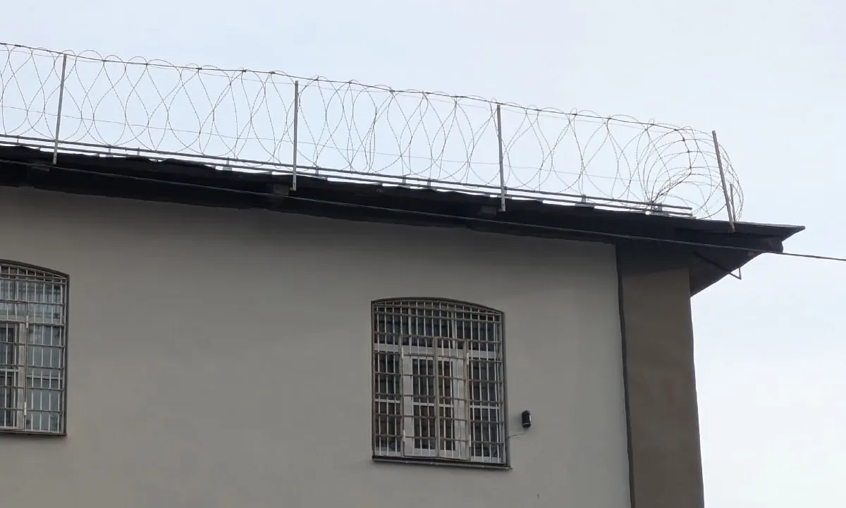 В исправительной колонии Петрозаводска мужчину наказали штрафом в 1 000 рублей за публичное отображение татуировок с символикой, признанной в РФ экстремистской.