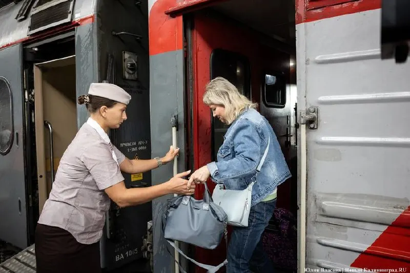 Если не удалось купить билет на прямой поезд, можно проехать через Смоленск: расписание пересадок и действующие ограничения по пассажирам.