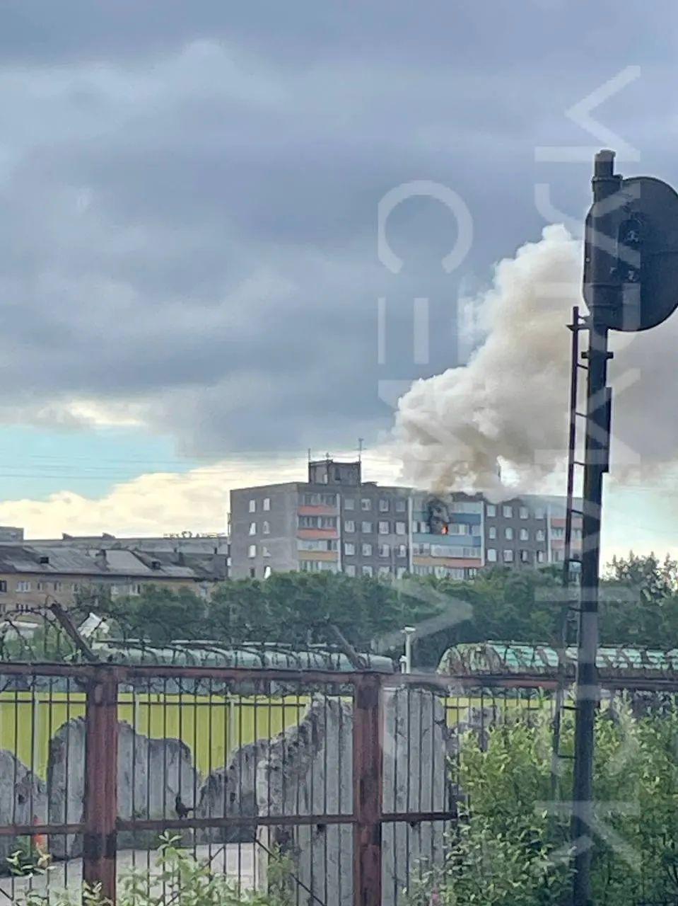 На Привокзальной горит высотный дом напротив торгового порта; информация о пострадавших и причинах возгорания уточняется.