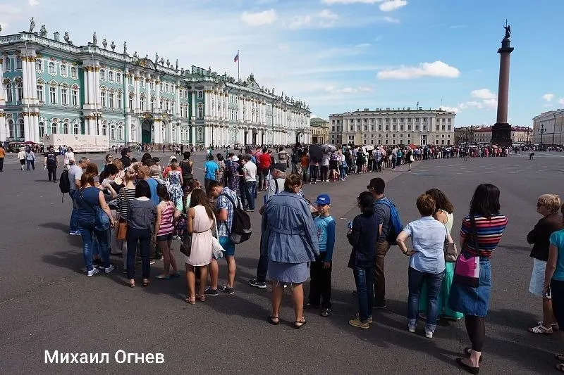Музей установит три тарифных пояса в «длинные» дни: пик с 11:00 до 15:00 подорожает до 1 200 рублей, вечерние билеты станут дешевле. Льготные билеты и посещения Главного Штаба не затрагиваются.