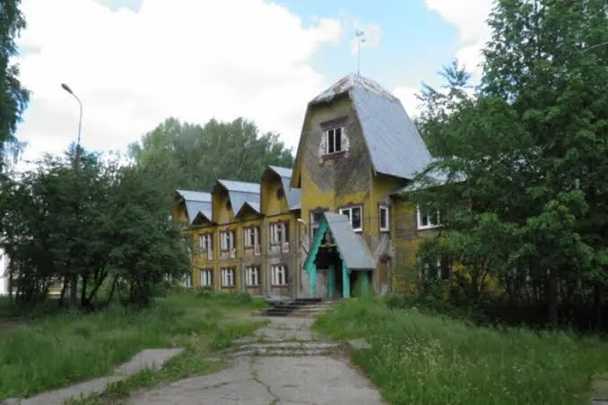 Комплекс лечебных корпусов и гектар земли в посёлке Суда ушли частнику по цене подержанной машины. При этом в регионе фиксируют высокую заболеваемость органов дыхания у детей — решение вызывает вопросы об ответственности властей.