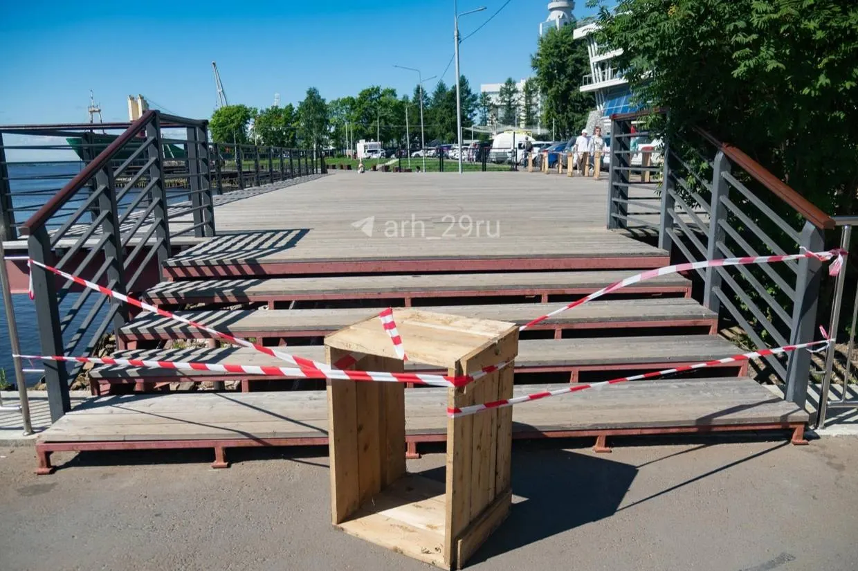 На Буяновой пристани частично оградили деревянный настил: там ведут покраску, участок будет закрыт до полного высыхания раствора, работы могут занять несколько дней.