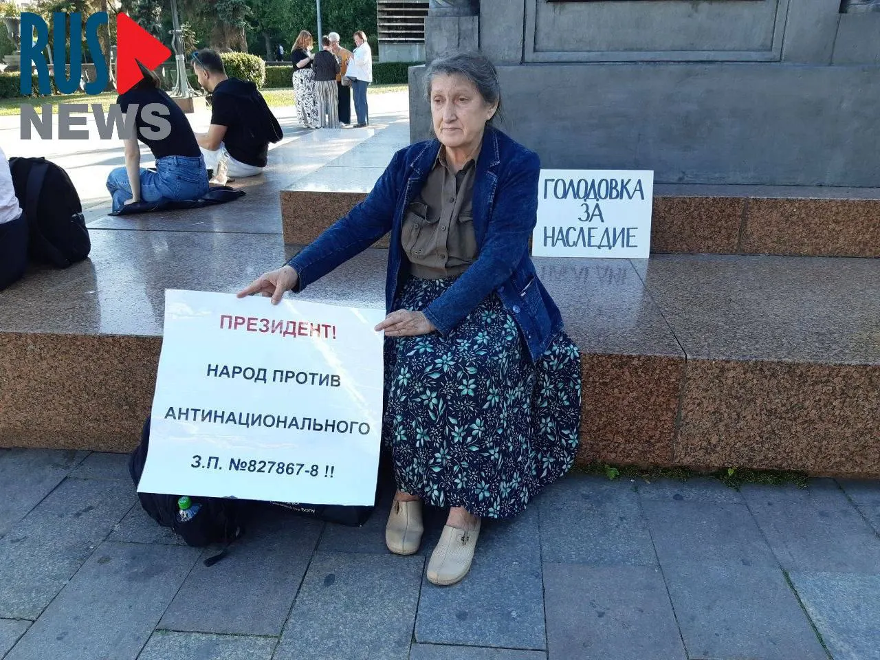 Председатель новосибирского отделения ВООПИК Наталья Шамина устроила голодовку у памятника Кириллу и Мефодию в Москве в знак протеста против законопроекта о передаче региональным властям права исключать объекты культурного наследия; через час её задержала полиция.