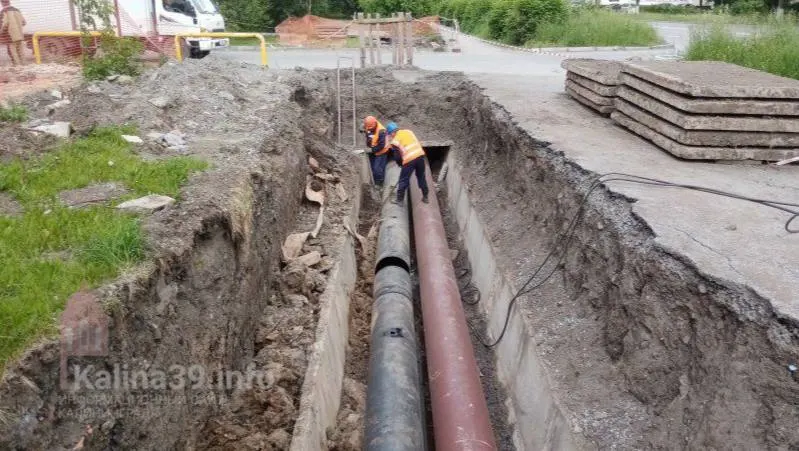 По состоянию на конец 2025 года из 5 026 км водопроводных сетей региона 2 459 км (≈49%) нуждаются в обновлении; уличные сети — 1 455 км. За десять лет общий пробег сетей сократился на более чем 580 км, а изношенность уменьшилась лишь примерно на 13%.