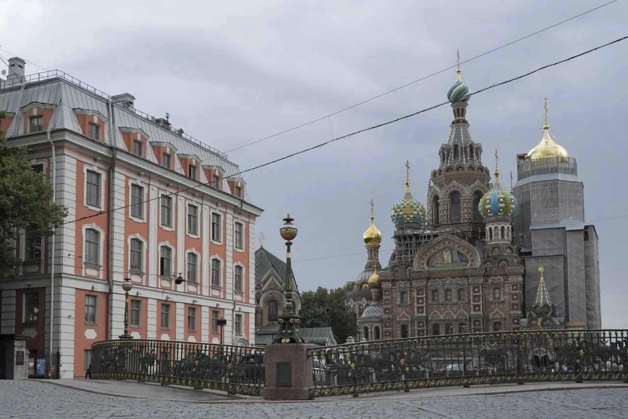 Колокольню в Санкт-Петербурге впервые за несколько лет полностью освободили от лесов. В администрации музея Исаакиевский собор сообщают о завершении реставрации в 2026 году и окончательном снятии лесов к началу 2027-го. Снятие лесов вокруг Спаса на Крови сопровождает городская легенда о больших переменах.