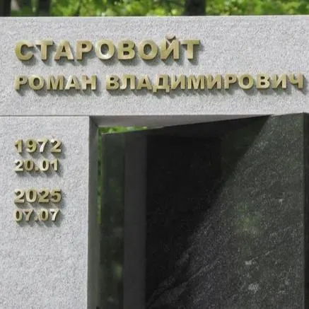 На Смоленском кладбище в Санкт-Петербурге в годовщину смерти бывшего губернатора Курской области появился памятник: на плите выбито стихотворение с фразой о «заслугах». События связаны с расследованием хищений при строительстве линий обороны.