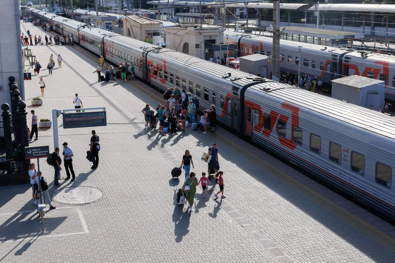 Жители Волгограда жалуются, что после 29 сентября 2026 года купить билет на поезд до Москвы и Санкт‑Петербурга нельзя — система предлагает добавить пассажира в лист ожидания.