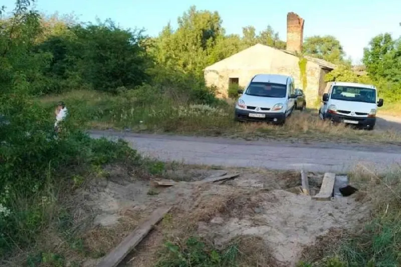 На Балтийской косе в Калининградской области местные выкопали рвы и ямы вдоль берега, чтобы защитить дюны от повреждений — отдыхающие засыпают препятствия и приезжают палатками и автомобилями прямо к кромке воды.