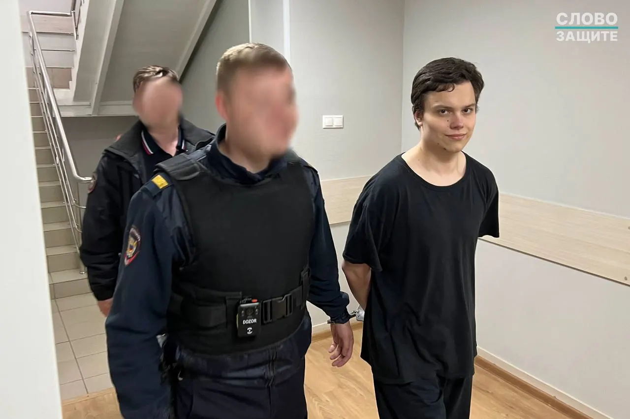 Адвокат сообщает, что за один день в СИЗО Горно-Алтайска Парамошину оформили три выговора — по формальным поводам после того, как он отказался писать заявление о выдаче робы; его также поставили на учёт как «склонного к побегу» и «нападениям на сотрудников».
