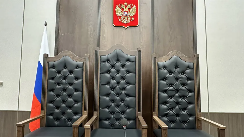 Правительственная комиссия одобрила проект, который позволяет нанимать в аппараты судов студентов-юристов и специалистов со средним профобразованием. Инициатива призвана сократить кадровый дефицит, но эксперты предупреждают о рисках и указывают на необходимость улучшения условий труда.