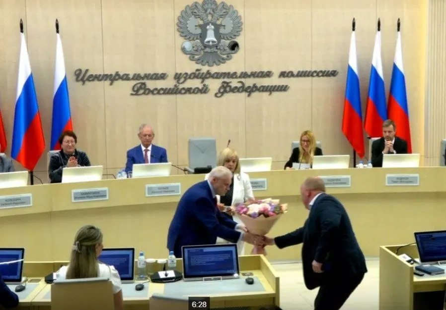 На заседании Центризбиркома единогласно зарегистрировали список «Справедливой России», подтвердили право на участие 260 кандидатов, назначили представителя ЛДПР с совещательным голосом и утвердили региональных финансовых уполномоченных «Яблока».