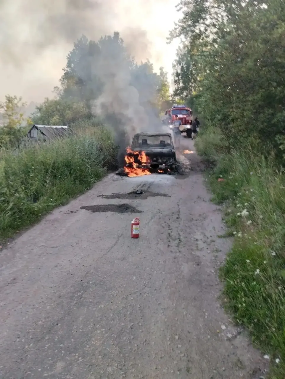 В Олонецком районе вечером 11 июля ВАЗ-2106 загорелся после аварии; пожарные потушили возгорание, пострадавших нет.