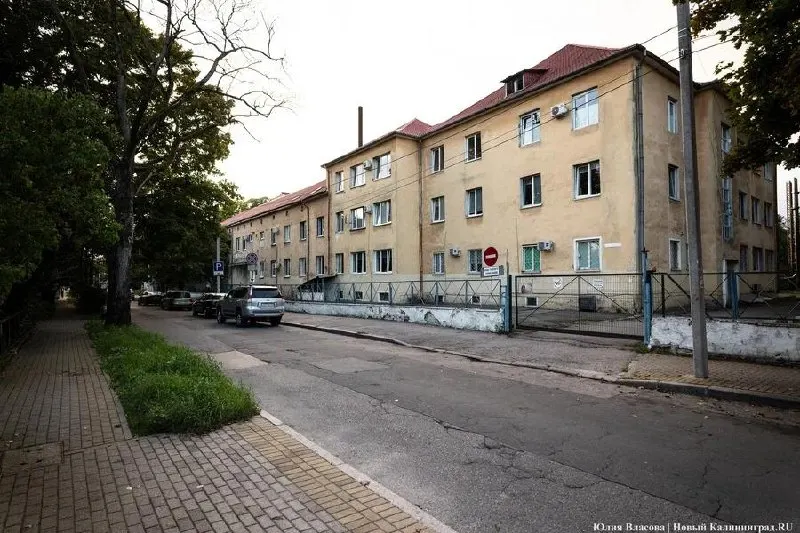 В Калининграде обследуют подвальные и цокольные этажи городской больницы №2, чтобы оценить возможность их переоборудования под убежища гражданской обороны. Работы должны быть выполнены до конца года, максимальная цена контракта — 523 тыс. рублей.