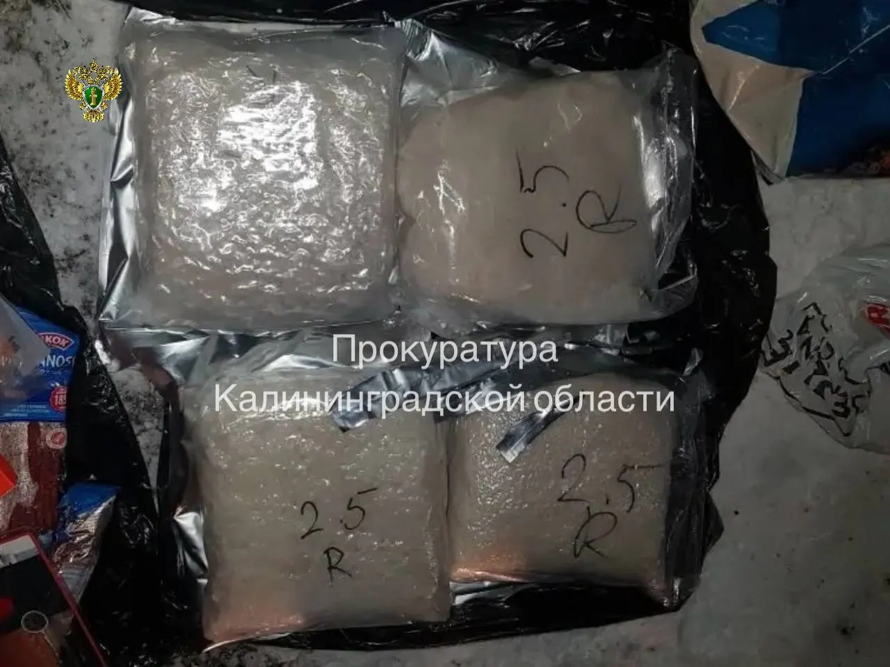 Суд назначил мужчине 20 лет колонии строгого режима и штраф в один миллион рублей за организованную поставку более 134 кг запрещённых веществ, спрятанных в вагонах поездов.